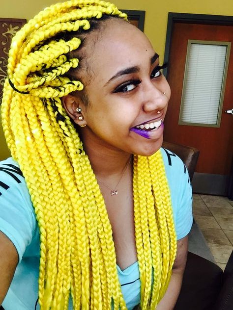 neon yellow box braids <---- Is no one going to point out that her lips are halfway purple? Yellow Box Braids, Yellow Braids, Box Braids Men, Color Braids, Colored Box Braids, Colorful Box, Dyed Hair Men, Peekaboo Hair, Makeup Hacks Beauty Secrets