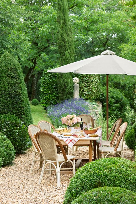 French Country Landscaping, French Garden Design, French Country Garden, French Style Homes, Garden Idea, 사진 촬영 포즈, Farmhouse Garden, Country Landscaping, Garden Centre