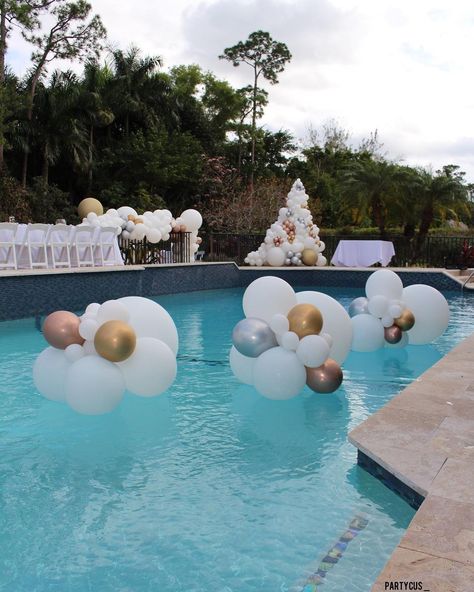 Ballons Pool Decoration, Ballon Pool Decor, Balloon In Pool Decoration, White And Gold Pool Party, Pool Balloons Decorations, Swimming Pool Party Decorations, Swimming Pool Party Ideas Decor, Balloon Pool Decorations, Swimming Pool Birthday Party Ideas