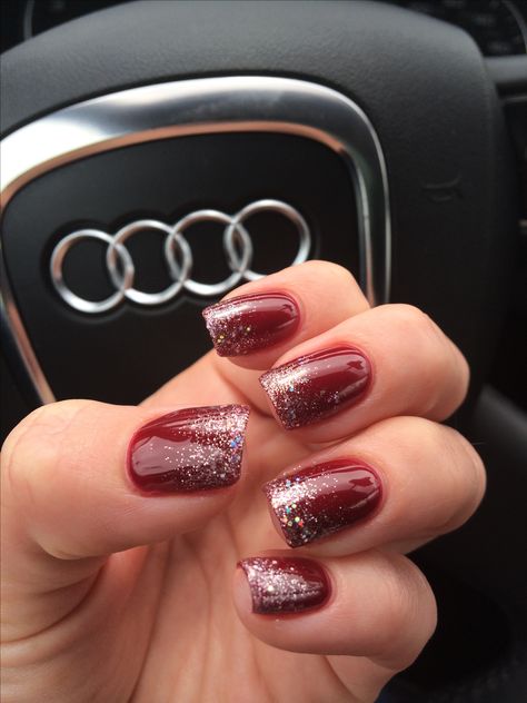 Dipped in glitter. A subtle silver sparkle ombré over burgundy nails. Another edition from my bestie Shannon. Christmas Nails Glitter, Nails Burgundy, Prom Nails Red, Burgundy Nails, Super Nails, Nails Polish, Sparkle Nails, Homecoming Nails, Dipped Nails