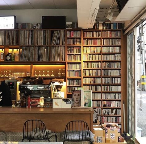 Jazz Coffee Shop Aesthetic, Vinyl Cafe Aesthetic, Jazz Restaurant, Eclectic Cafe, Coffee Shop Music, Listening Bar, Hifi Bar, Vinyl Cafe, Vintage Coffee Shops