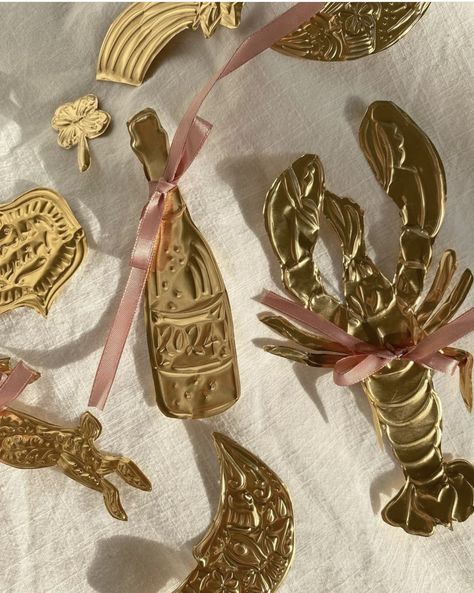 Embossed Foil Christmas Decorations, Brass Ornaments Diy, Tin Ornaments Diy, Foil Christmas Decorations, Brass Christmas Ornaments, Copper Christmas, Aluminum Can Crafts, Metal Embossing, Brass Ornaments