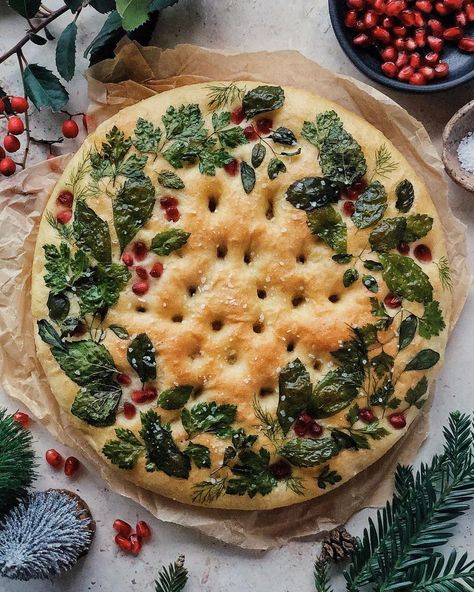 Focaccia Christmas Tree, Rustic Christmas Food, Decorative Foccia Bread, Foccacia Bread Christmas Art, Pretty Foccacia, Holiday Foccacia Bread, Thanksgiving Foccia Bread, Decorated Foccacia Bread, Focaccia Bread Art Christmas