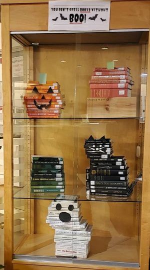 Book Case Display Ideas, School Library Decorations Decorating Ideas, Library Decorations Ideas, Back To School Displays Library, Library Celebration Ideas, Library Shelf Display Ideas, Halloween Decorations Library, Fall Library Aesthetic, Halloween At The Library