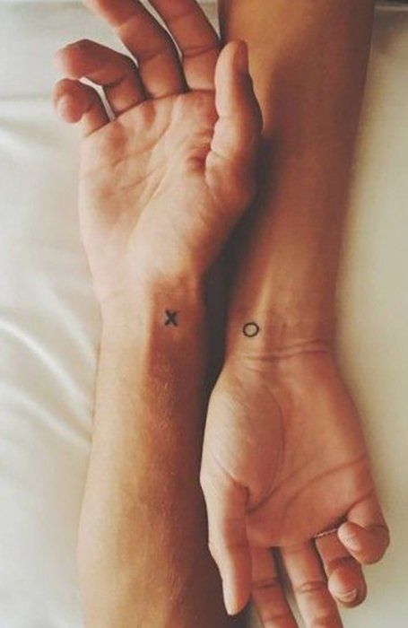 35 Matching Couple Tattoos to Inspire You - The Trend Spotter Simple Couples Tattoos, Skull Couple Tattoo, Small Best Friend Tattoos, Xo Tattoo, Best Couple Tattoos, Tattoos For Couples, Tattoo Placements, Tattoo Diy, Small Couple Tattoos