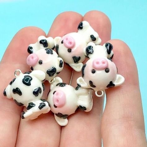 Week 113 ~ Spring 💐🐰🌷🦋🐥 on Instagram: “@clay_bae_sa here with one of my favourite animals for our Animal theme; a COW! Pink noses are the best!!! 😍😍 Do you prefer a Holstein…” Cow Clay, Clay Diy Projects, Clay Crafts Air Dry, Polymer Clay Animals, Polymer Clay Jewelry Diy, Cute Polymer Clay, Clay Animals, Clay Ornaments, Cute Clay