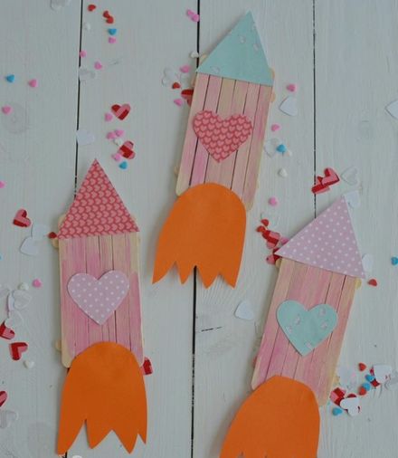 Valentine Popsicle, Rocket Ship Craft, Popsicle Craft, Popsicle Stick Crafts For Kids, Saint Valentin Diy, Valentines Bricolage, Rocket Ships, Easy Valentine Crafts, Ship Craft