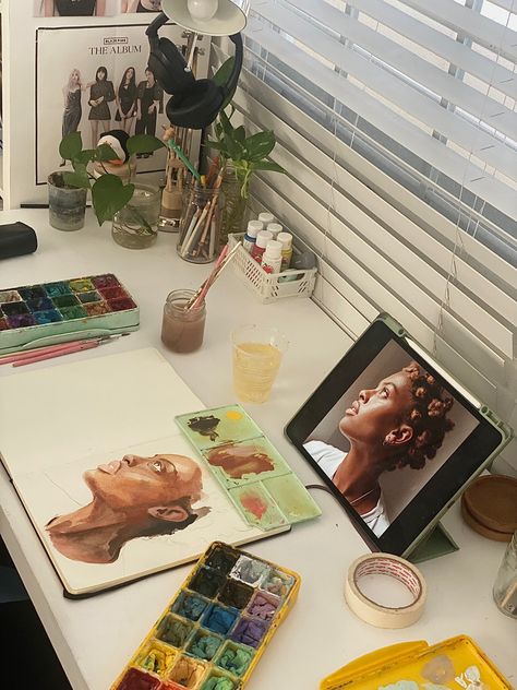 Person Doing Art Aesthetic, Artist Table Aesthetic, Art Desk Ideas Aesthetic, Painting Desk Aesthetic, Create Art Aesthetic, Digital Art Hobby Aesthetic, Drawing Pad Aesthetic, Wealthy Artist Aesthetic, Art Table Aesthetic