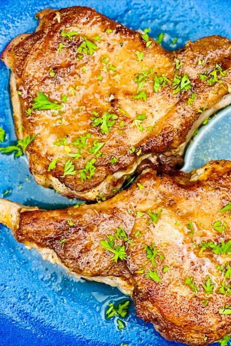 20 Minutes prep • 15 Minutes cook • Low FODMAP • Serves 4 • Gluten-free • These pork chops are so delicious and so easy to make, you may find yourself adding them to your weekly meal planning! A simple rub gives them excellent flavor, color, and crispiness. #ibsgamechanger #lowfodmapdiet #fodmap #lowfodmap #fodmapfriendly #glutenfree #glutenfreerecipes #glutenfreelife #smokensanity #lowstarch #lownetstarch #lowcarb #lownetcarb #nobsspike Fodmap Pork Chop Recipes, Low Fodmap Pork Chops, Baked Pork Roast, Delicious Pork Chops, Fodmap Recipes Dinner, Low Fodmap Recipes Dinner, Spinach Alfredo, Weekly Meal Planning, Crockpot Pork Chops