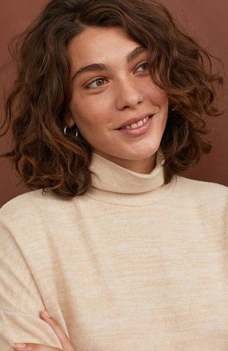 18 Stylish Perm Hair Looks to Rock in 2020 - The Trend Spotter Bombshell Waves, Perm Hairstyles, Finger Curls, Wave Perm, Perm Hair, Kadeřnické Trendy, Beach Hairstyles For Long Hair, Curly Hair Inspiration, Curly Hair With Bangs