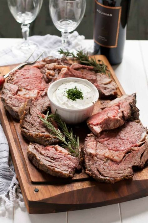 Garlic Rosemary Prime Rib Roast With Horseradish Cream Christmas Dinner Recipe Easter Entrees, Weeknight Casseroles, Prime Rib Dinner, Prime Rib Roast Recipe, Dinner Recipe Ideas, Cooking Prime Rib, Rib Roast Recipe, Rib Steak, Rib Recipe