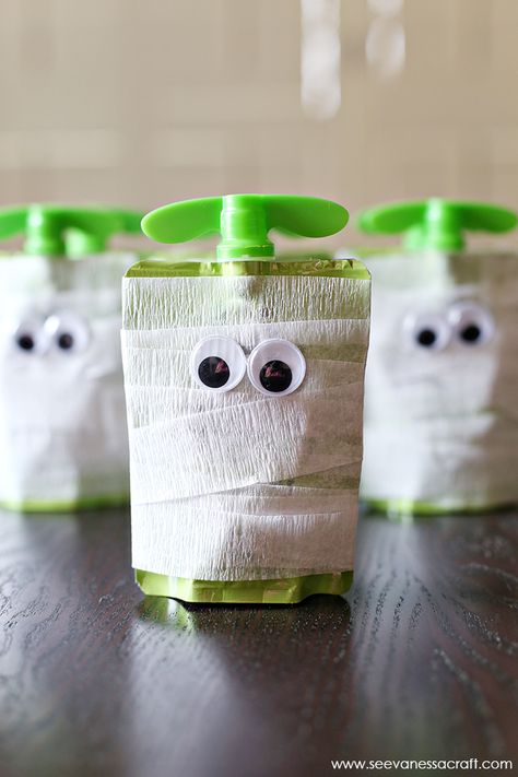 Halloween: Mummy Apple Sauce Snack Idea Veselý Halloween, Daycare Gifts, Dulceros Halloween, Dekorasi Halloween, Halloween School Treats, Uhyggelig Halloween, Fest Mad, Halloween Class Party, Class Gifts