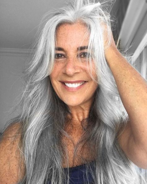 Long And Gray Hair For Older Women Long Hair Older Women, Gorgeous Gray Hair, Grey Hair Inspiration, Beautiful Gray Hair, Silver Hair Color, Silver Grey Hair, Long Gray Hair, Natural Wigs, Grey Hair Color