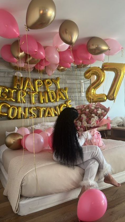 Birthday At Hotel Room, Birthday Hotel Set Up, Libra Birthday Ideas, Bed Birthday Decorations, Hotel Room Birthday Decoration Women, Hotel Party Outfit, Bday Room Decoration Ideas, Bed Birthday Photoshoot, Birthday Hotel Decorations For Her