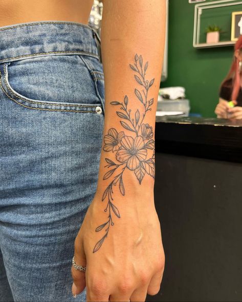 Tato Lengan Bawah, Around Arm Tattoo, Wrap Around Tattoo, Basic Tattoos, Tattoos For Women Flowers, Tato Lengan, Forearm Tattoo Women, Wrist Tattoos For Women, Feminine Tattoo