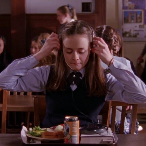 Rory Gilmore Breakfast, Gilmore Study, Chilton Rory, Knowledge Aesthetic, Gilmore Style, Rory Gilmore Style, Arm Stretches, Team Logan, Alexis Bledel