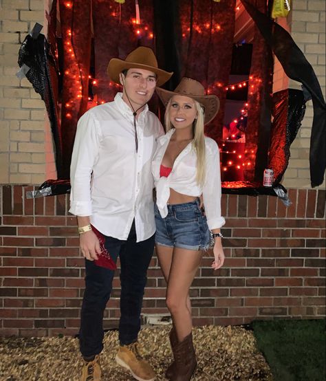 Cowgirl Outfits Party Hombre, Halloween Costumes Cowboy Cowgirl, Cowboy Dressup Ideas Women, Cowgirl Couple Costume, Cowboy Costume Couple, Cowboy And Cowgirl Costume, Cowboy Party Outfit Women, Cowboy And Cowgirl Couple Costume, Cowboy Couple Costume