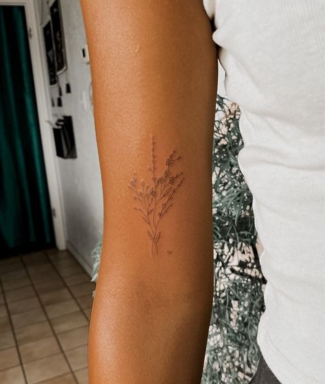 Simple Women Arm Tattoos, Boho Dainty Tattoo, Simplistic Tattoos For Women Arm, Floral Dainty Tattoo, Simple But Beautiful Tattoos, Spaced Out Arm Tattoos, Earthy Small Tattoo, Elegant Tattoos Arm, Flower Tattoo Spots