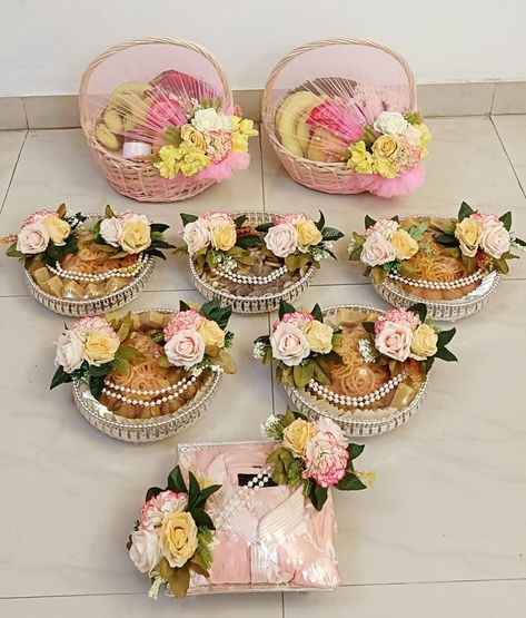 Diy Engagement Decorations, Wedding Gifts Indian, Classy Wedding Decor, Wedding Gift Hampers, Wedding Platters, Indian Wedding Gifts, Trousseau Packing, Plate Decoration, Wedding Gift Pack