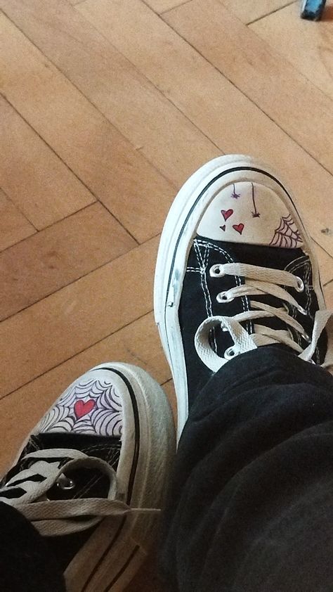 cool pretty drawings on converse shoes Coloring On Converse, Spider Wed Converse, Drawing In Converse Shoes, Doodles On White Converse, Converse Shoes Ideas Diy, Cute Things To Draw On Your Converse, Spiderweb Shoes Converse, Spiderweb Converse Drawing, Converse Shoe Drawing Ideas