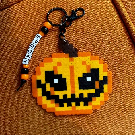 Halloween jack-o-lantern perler beaded keychain bag charm spooky accessories  Handmade black and orange pumpkin jack-o-lantern beaded keychain with pony beads and alpha beads that say SPOOKY  Perfect for backpack keys or purse bag charm  Tags, Halloween spooky scary pumpkins goth festive Kandi perler art fall jewelry accessories Acorn Perler Beads, Makeup Perler Beads, Perler Bead Halloween Ideas, Perler Bead Art Minecraft, Perler Bead Art Halloween, Fuse Beads Halloween, Alison Wonderland Perler, Halloween Hamma Beads, Hocus Pocus Perler Beads