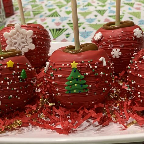 Christmas caramel chocolate covered apples Carmel Apples Christmas, Christmas Candied Apples, Christmas Chocolate Apples, Christmas Carmel Apples, Christmas Candy Apples Ideas, Fall Candy Apples, Mickey Apples, Christmas Caramel Apples, Christmas Candy Apples