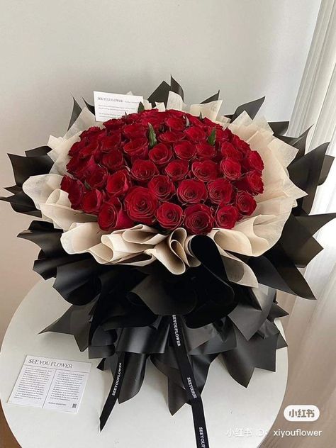 Chocolate Day Ideas, Natural Flower Centerpieces, Luxury Bouquet, Birthday Flowers Bouquet, Diy Bouquet Wrap, Luxury Flower Bouquets, Rose Day, Money Bouquet, Red Rose Bouquet