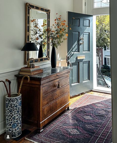 Foyer Floral Arrangements Entry Ways, Cozy Entrance Ideas, Long Wide Entryway Ideas, Narrow Entry Table Decor, Entryway Decor Storage, Styling An Apartment, Next To Front Door Decor Inside, Electric Style Interior, Small Front Porch Entryway Ideas