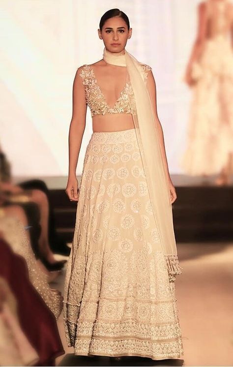 This white lehenga ornate with timeless chikankari embroidery combined with an embellished floral motif top along with a tulle drape displays unfeigned sumptuousness. #shaadisaga #sonamkapoor #bridalinspo #bridalinspiration #wedding #celebrityoutfit #bride #mehendioutfit #mehndioutfit #bridegoals #celebritywedding #bridalgoals #weddinginspo #weddinginspiration White Chickenkari Lehenga, Chicken Lehenga, Off White Lehenga Combination, Chickenkari Lehenga, White Chikankari Lehenga, Classy Lehenga, Lehenga Chikankari, Chikankari Outfits, Gold Lengha