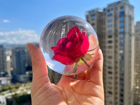 Rose Themed Gifts, Epoxy With Flowers, Epoxy Resin Flowers, Rose Day Gift Ideas, Rose Resin Art, Roses In Resin, Valentine Resin, Rose In Resin, Resin Geodes