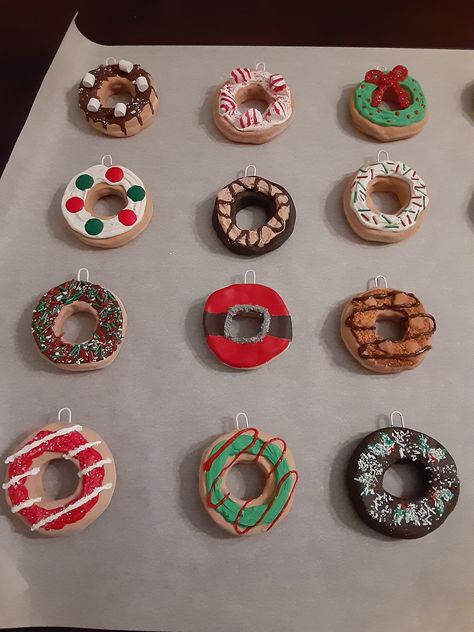 Clay Candy Ornaments, Clay Christmas Decorations Air Dry, Air Clay Christmas Ideas, How To Make Air Dry Clay Ornaments, Diy Donut Ornaments, Baking Ornaments Diy, Kids Clay Ornaments, Air Dry Clay Christmas Crafts, Air Dried Clay Christmas Decorations