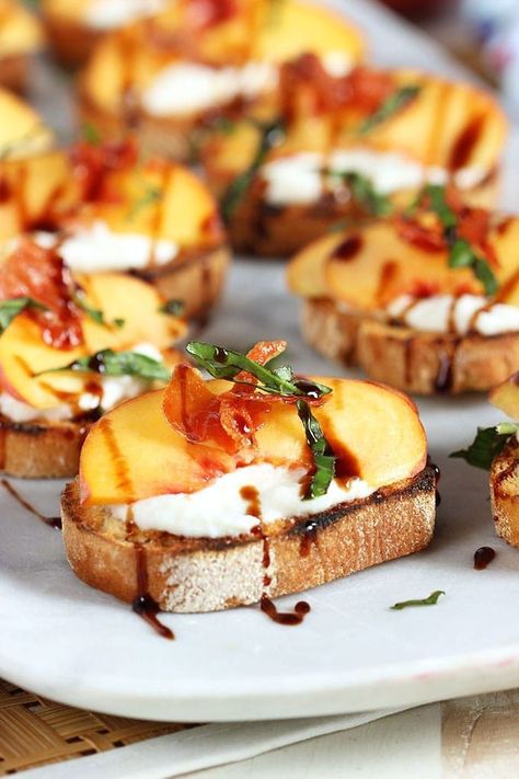 Ricotta Peach, Peach Crostini, Honey Ricotta, Appetizer Christmas, Pancetta Recipes, Crispy Pancetta, Appetizers Christmas, Fest Mad, Summer Appetizer