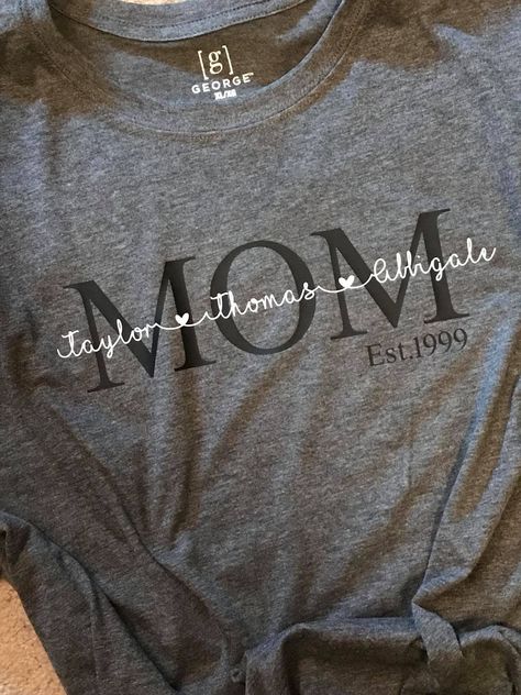 Fonts: MOM in Times New Roman and  names in I Love Glitter Idee Cricut, Mama T Shirt, Mom Life Shirt, Vinyl Shirts, Silhouette Cameo Projects, Cricut Creations, Diy Shirt, Vinyl Designs, Mom Shirt