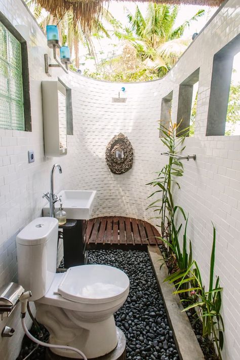 Outdoor Restroom Design, Bathroom Outdoor Design, Tiny Outdoor Bathroom, Outdoor Bathroom Design Nature, Outdoor Shower And Toilet, Outside Toilet Ideas, Bali Inspired Bathroom, Outdoor Bathroom Ideas Backyards, Small Outdoor Bathroom