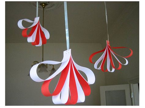 Paper Christmas Decorations, Paper Christmas Ornaments, Navidad Diy, Paper Ornaments, Flower Ornaments, Hanging Decorations, Diy Hanging, Paper Crafts Diy Kids, Christmas Paper