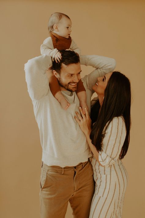 Family Self Portrait Ideas, Family Pics White Background, Cute Family Portraits, Family Photos Studio Outfits, Family Photo Portraits, Family Portraits Photography, Self Shoot Studio Poses Family, Family Home Pictures, Family Photoshoot Aesthetic Studio