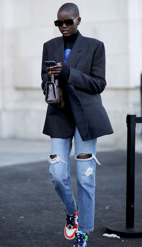 London Street Fashion, Celebrity Fashion Outfits, Spring Jeans, Walking Down The Street, Outfit Chic, Outfit Jeans, Jean Trends, Looks Street Style, Street Style Trends