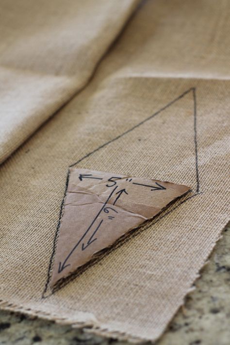 Make this easy No Sew Pennant Banner for just $7 - so simple! Pendant Garland, Banner Diy, Pennant Banner, Burlap Crafts, Diy Banner, Diy Bricolage, Burlap Banner, Fabric Bunting, Banners Buntings