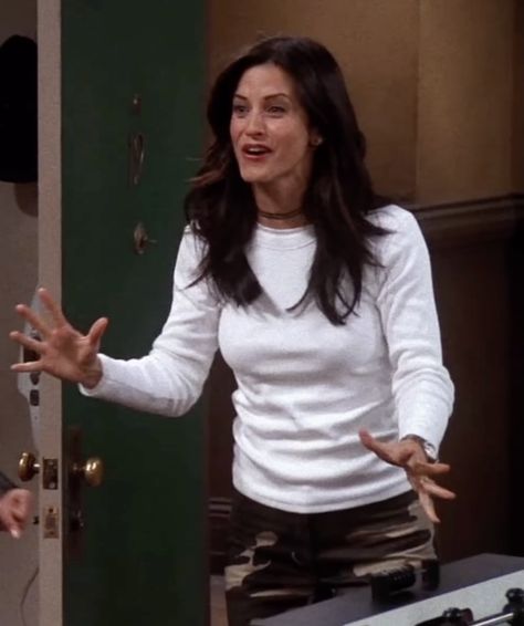 Monica Geller Wedding Hair, Monica And Rachel Hairstyles, Monica’s Haircut Friends, Monica Teller Haircut, Monica Season 8 Hair, Friends Fashion 90s Monica, Monica Geller Season 3 Hair, Monica Geller Hair Season 8, Monica Geller Layered Hair