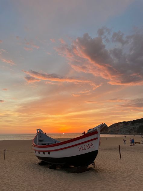 Because of this beautiful place, i fell in love with Portugal. Nazaré is the place where the biggest surfing wave in the world was measured!! Also the population is so kind and friendly and the prices at the shops are really good. And about the food..you can’t leave without tasting their traditional pastry called Nata😋 In conclusion, Nazaré got my heart and I would go back there at the first opportunity🤩 Nazare Portugal Waves, Portugese Girl Aesthetic, Nazare Portugal, Portugal Aesthetic, Portugal Trip, Portugal Beach, In Conclusion, Southern Europe, Surfing Waves