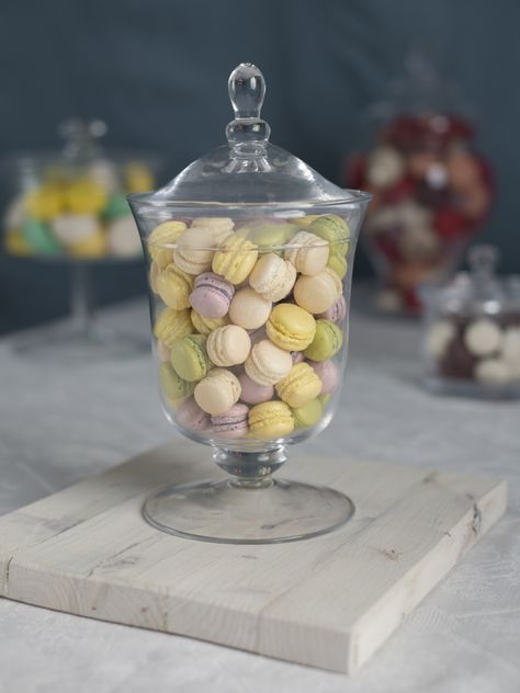 Bonbon Jar filled with pretty pastel Mini Macarons. Photographed by Matthew Butterfield. Premium Handmade French Macarons in London- www.ganache-macaron.co.uk Spring Macarons, Sea Snacks, Cookie Jar Decor, Ganache Macaron, Mini Macarons, Pastel Macarons, Makanan Cepat Saji, Black Dessert, Pastel Mini