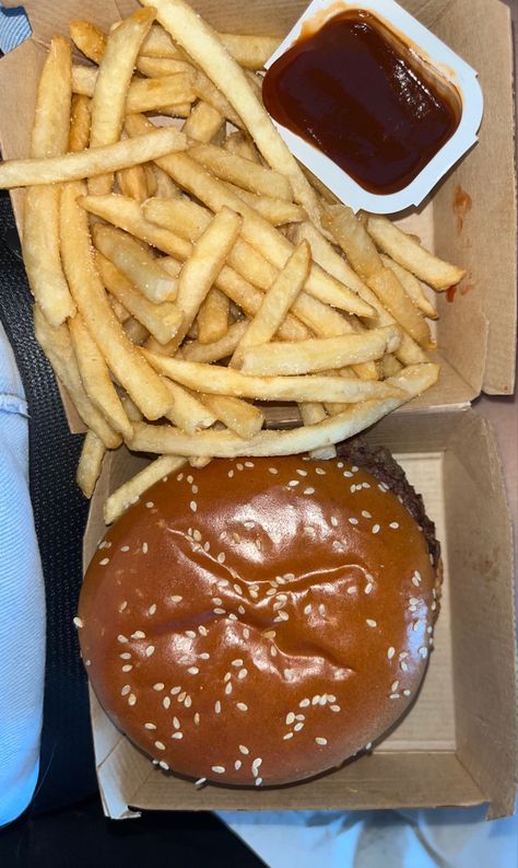 mcdonald’s, quarter pounder, quarter pounder meal, french fries, fries, lunch, lunch aesthetic, dinner, dinner aesthetic, food, fast food, food ideas, food aesthetic, food photography, food cravings, yummy eats Mcdonalds Quarter Pounder, Lunch Aesthetic, Quarter Pounder, Comfy Food, Food Fast Food, Aesthetic Dinner, Dinner Aesthetic, Food Fast, Ideas Food