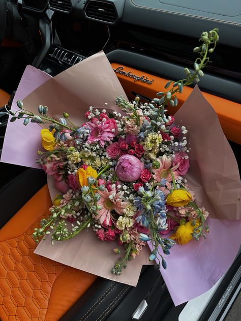 Big Flower Bouquet Aesthetic, Giant Flower Bouquet, Giant Bouquet Of Flowers, Huge Flower Bouquet, Huge Bouquet Of Flowers, Giant Bouquet, Huge Bouquet, Bouquet Graduation, Flowers Luxury