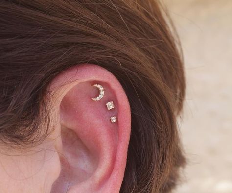 Moon And Rose, Triple Helix Piercing, Triple Piercing, Triple Helix, Ear Piercings Helix, Belly Piercing, Helix Piercing, Piercing Tattoo, Helix