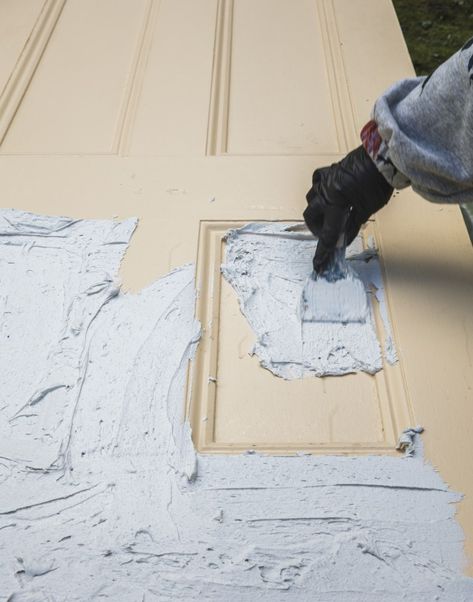 House of Brinson / How to Strip Paint from Doors Stripping Paint From Front Door, Strip Paint Off Wood Door, Stripping Paint From Wood, Bathroon Ideas, How To Strip Paint, Furniture Stripping, Door Restoration, Door Strip, Things Paint