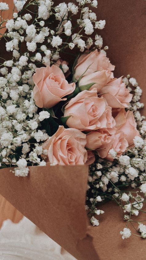 Homemade wrapping and his own floral design. Baby’s Breath and Light Ponk Roses 💕 Pink Roses And Baby Breath Bouquet, Pink Roses With Baby Breath, Pink Baby’s Breath, Baby’s Breath And Roses, Light Pink Flowers Aesthetic, Baby’s Breath Flowers, Baby Breath And Roses, Roses With Baby Breath, Roses And Baby Breath