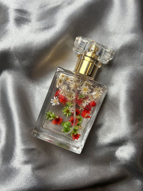 Apple scented perfume made with denatured alcohol, organic essential oils, and dried flowers. Apple Perfume, Perfume Suggestions, Apple Fragrance, Indie Perfume, Apple Scent, Cherry Blossom Scent, Flower Perfume, Hill City, Vanilla Perfume