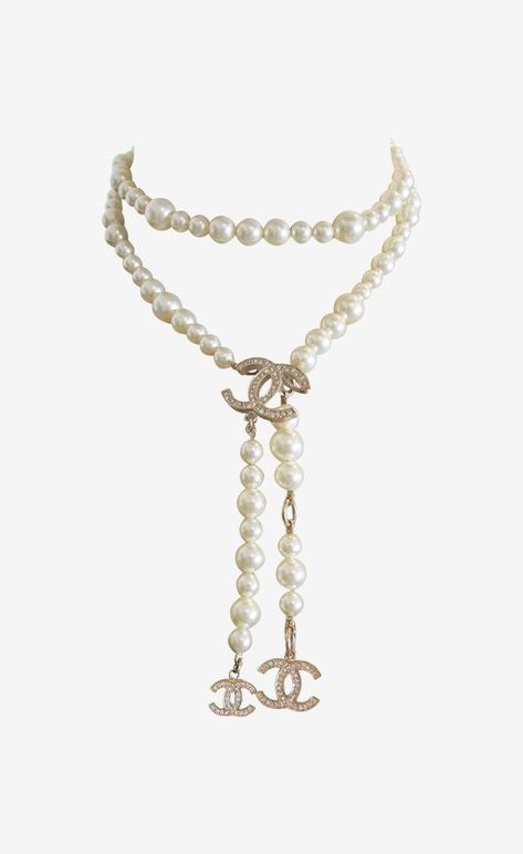 Pearl And Gold Necklace, Chanel Pearl Necklace, Estilo Jenner, Chanel Pearl, Fitness Website, Chanel Necklace, Chanel Pearls, Kelly Bag, Chanel Accessories