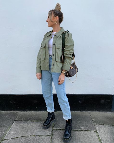 FREYA KILLIN. on Instagram: “This hour time change has got me feeling like it’s still midday. Jacket - @hm Jeans - @zara Boots - @drmartensofficial Bag -…” Army Boots Outfit Women, Green Jacket Outfit Fall, Army Boots Outfit, Green Boots Outfit, Olive Green Jacket Outfits, Freya Killin, Hm Jeans, Green Jacket Outfit, Fall Jackets Outfit