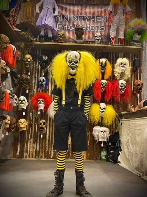 Mens Scary Clown Costume, Scary Jack In The Box Costume, Scary Circus Halloween Costumes, Scary Carnival Costumes, Diy Scary Clown Costume, Creepy Carnival Costumes, Scary Clown Costume Ideas, Scary Clown Costume Women, Creepy Clown Aesthetic